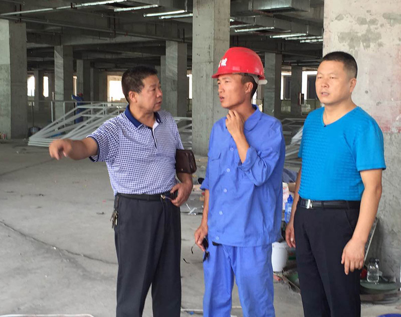 副总经理孙宏雷深入施工现场检查阶州广场安全工作