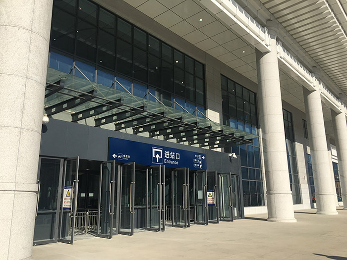 全国、省市政协委员体验兰渝铁路、视察阶州广场