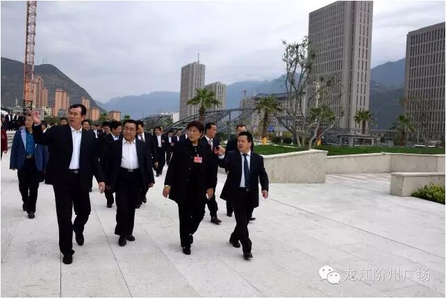 陇南第四次党代会代表参观陇南站---站前阶州广场