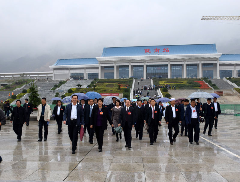 政协陇南市第四届委员会第一次会议委员参观阶州广场