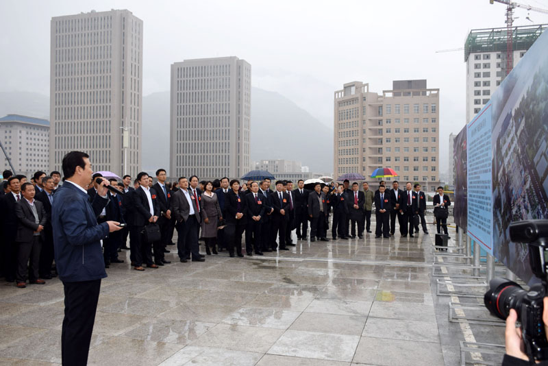 政协陇南市第四届委员会第一次会议委员参观阶州广场