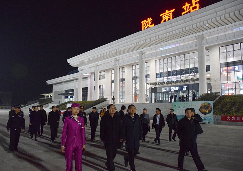 省委副书记欧阳坚一行视察陇南站阶州广场