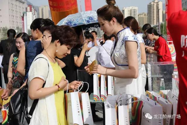 财富盛宴 众商云集 / 阶州广场招商营销中心开放暨品牌主力店商家进驻签约仪式
