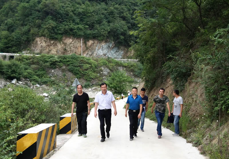 市龙江集团公司总经理李录顺一行深入联系村开展双联帮扶工作