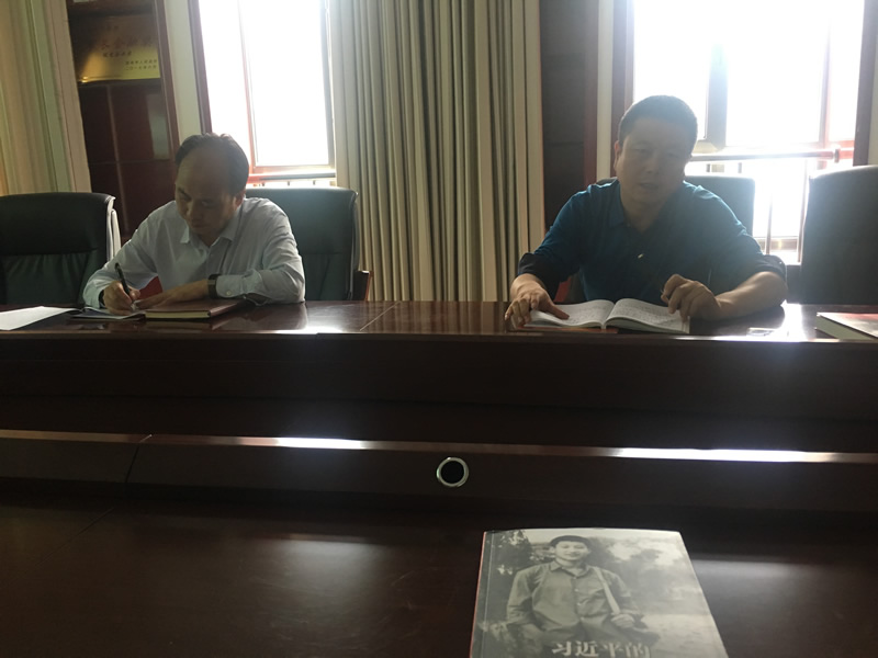 市龙江城乡发展集团公司集体学习《习近平的七年知青岁月》并观看《巡视利剑》专题片