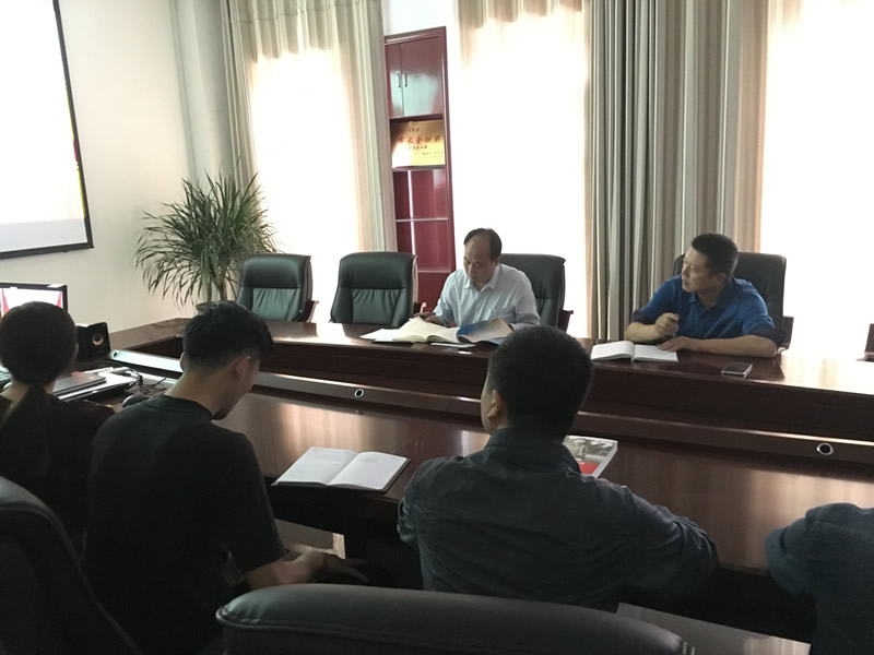 市龙江城乡发展集团公司集体学习《习近平的七年知青岁月》并观看《巡视利剑》专题片