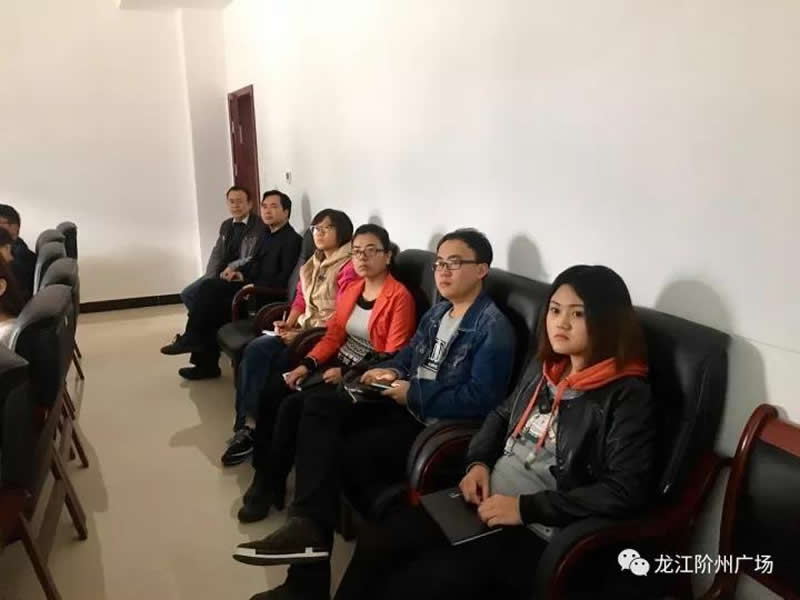 市龙江城乡发展集团公司组织干部职工收看十九大开幕会直播