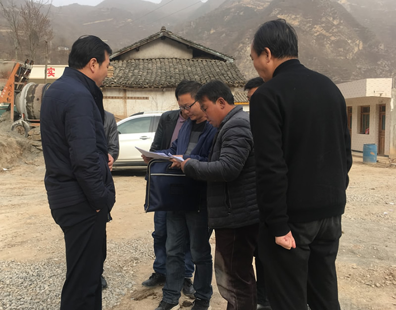 市龙江城乡发展集团公司总经理李录顺一行赴文县桥头镇安子坡村开展扶贫帮扶工作