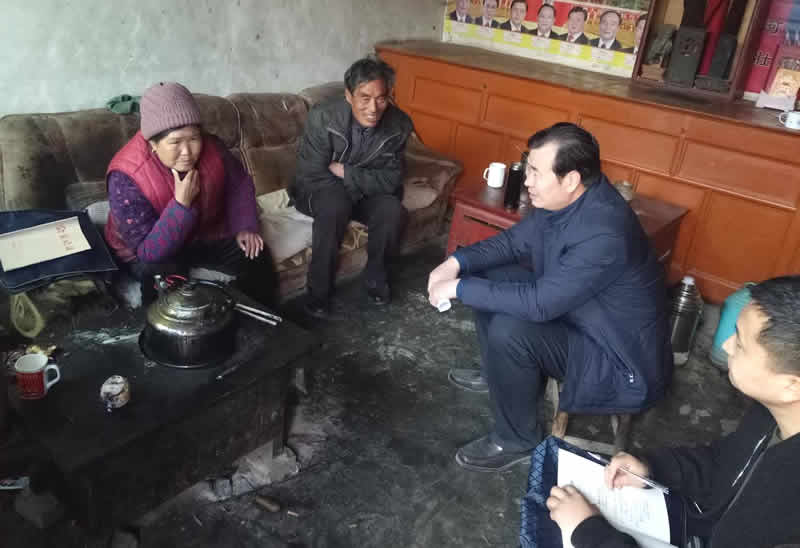市龙江城乡发展集团公司总经理李录顺一行赴文县桥头镇安子坡村开展扶贫帮扶工作