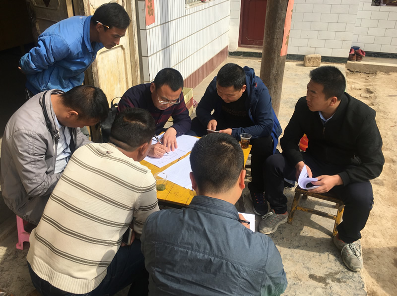 市龙江城乡发展集团公司深入帮扶村完善落实“一户一策”精准脱贫计划