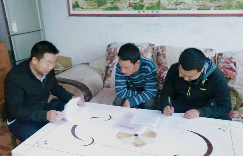 市龙江城乡发展集团公司深入帮扶村完善落实“一户一策”精准脱贫计划