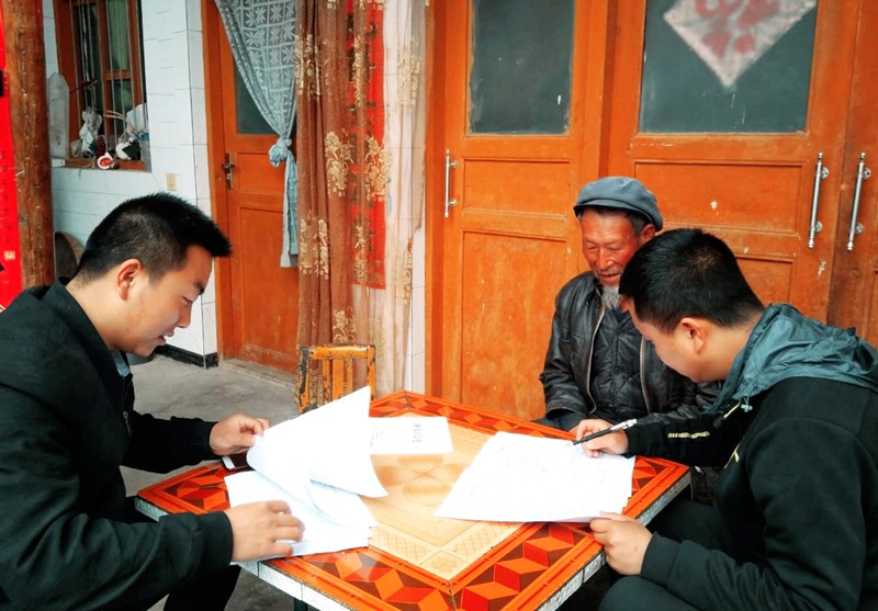 市龙江城乡发展集团公司深入帮扶村完善落实“一户一策”精准脱贫计划