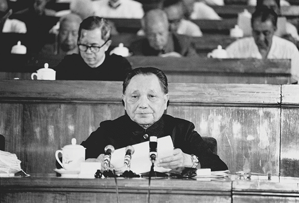 关于坚持和发展中国特色社会主义的几个问题
