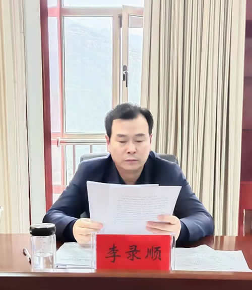市龙江城乡发展集团召开对照党章党规找差距专题会议