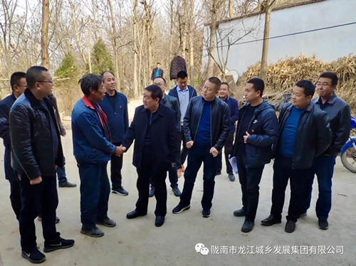 市龙江集团在文县桥头镇安子坡村开展“解难题、办实事、送温暖”活动