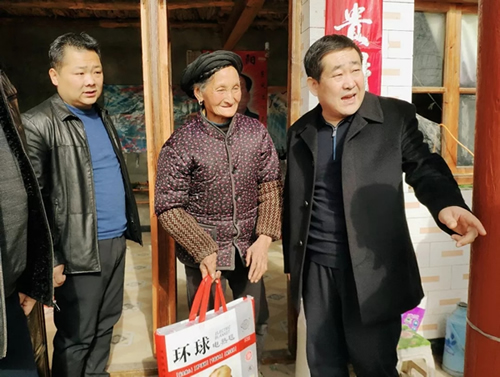 市龙江集团在文县桥头镇安子坡村开展“解难题、办实事、送温暖”活动