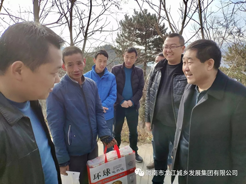 市龙江集团在文县桥头镇安子坡村开展“解难题、办实事、送温暖”活动