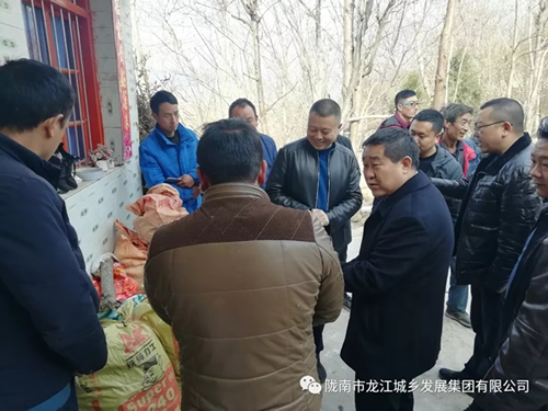 市龙江集团在文县桥头镇安子坡村开展“解难题、办实事、送温暖”活动